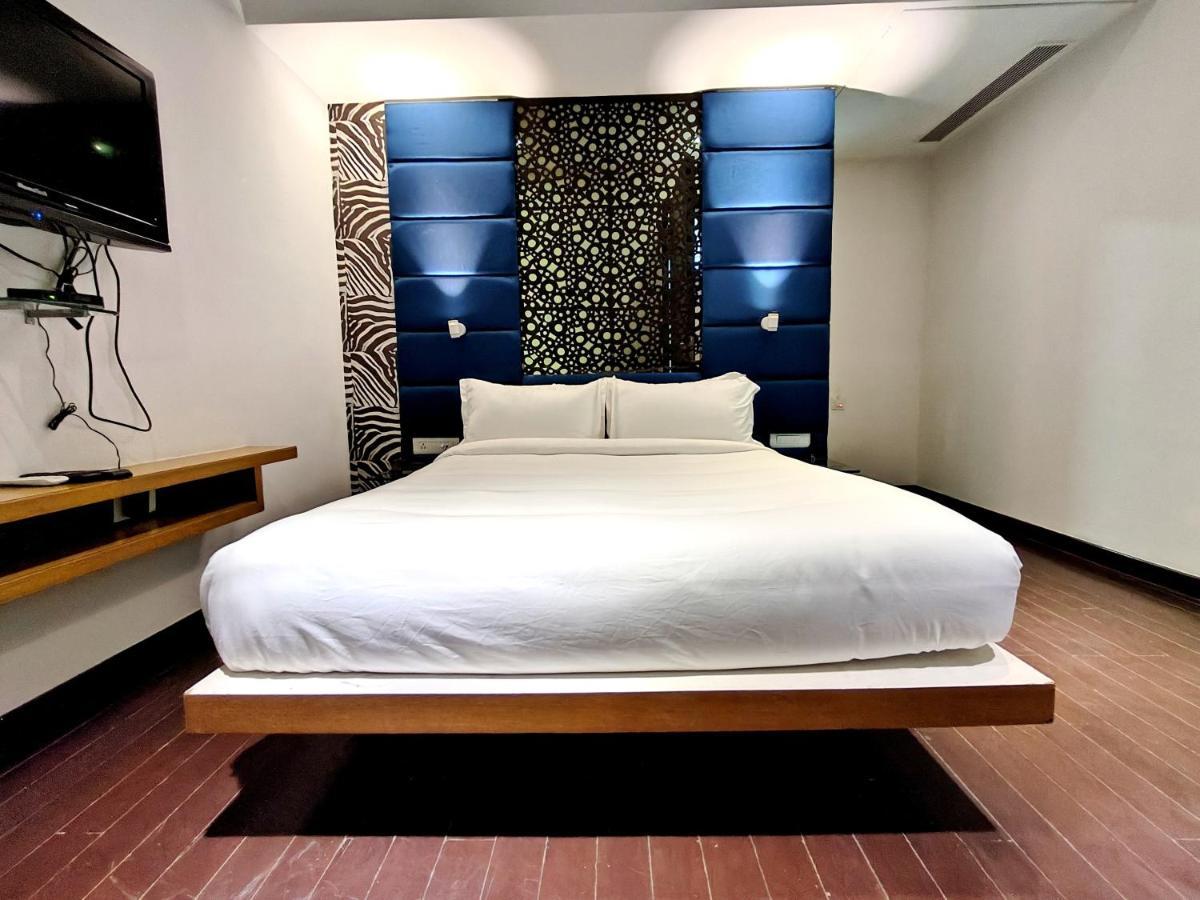 The Sky Imperial Hotel Yahvi Vadodara Exterior photo